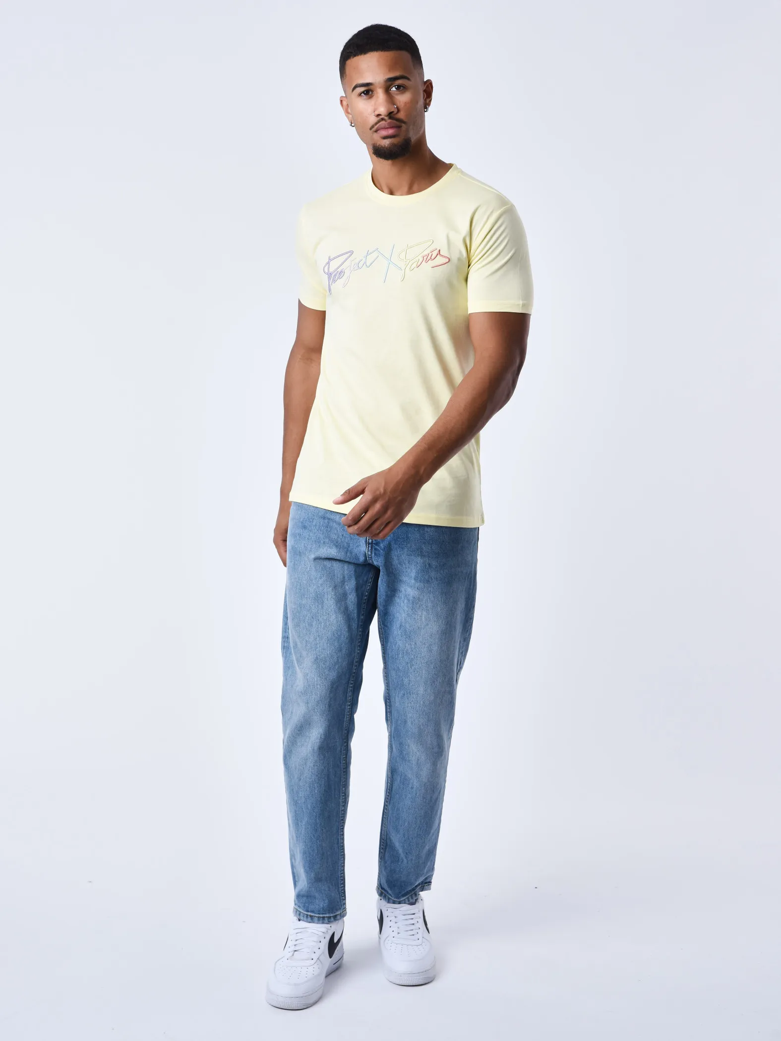 Camiseta básica con logotipo completo bordado arco iris