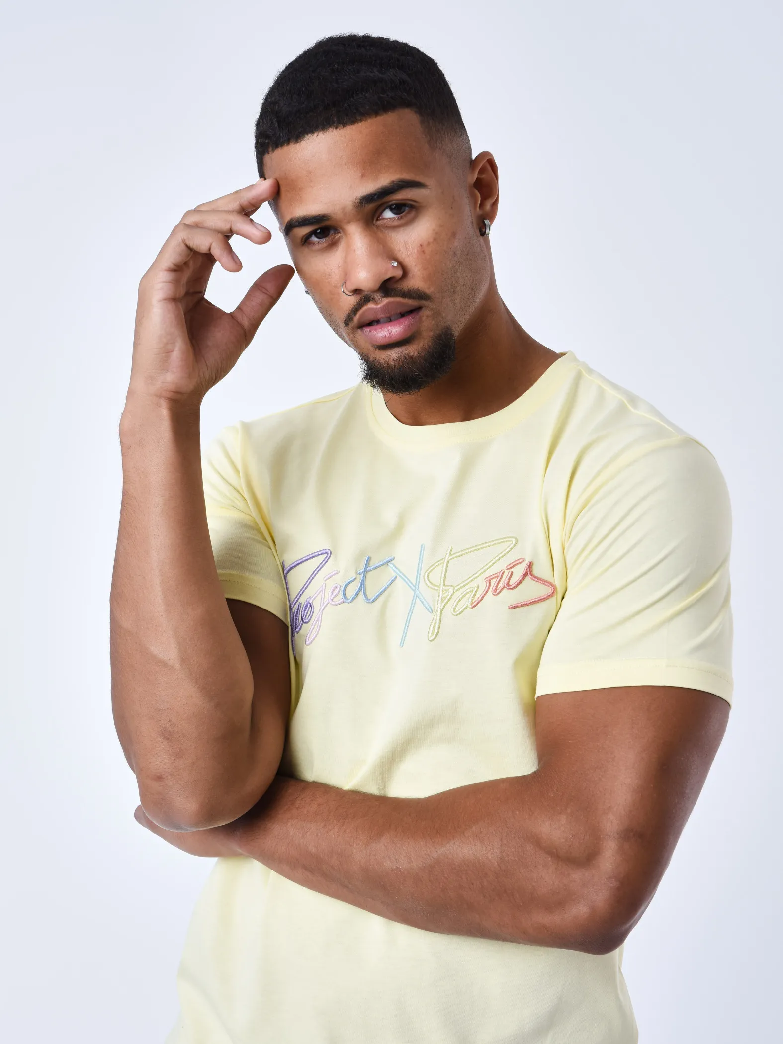 Camiseta básica con logotipo completo bordado arco iris
