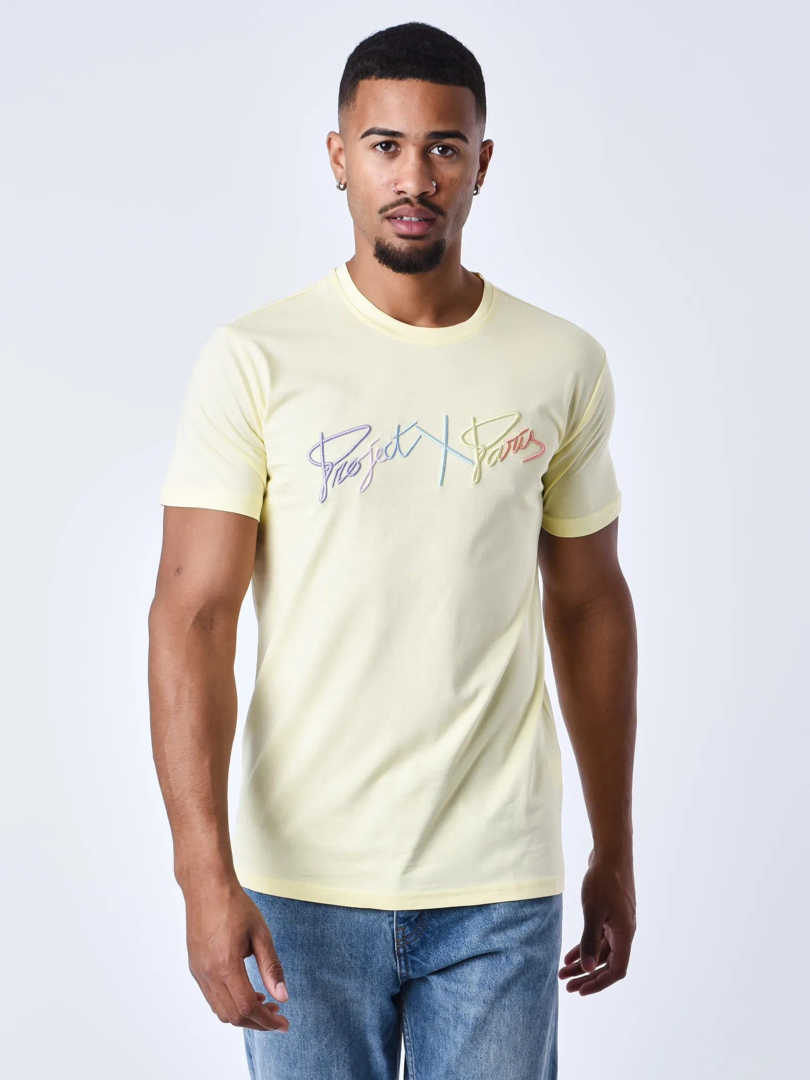 Camiseta básica con logotipo completo bordado arco iris