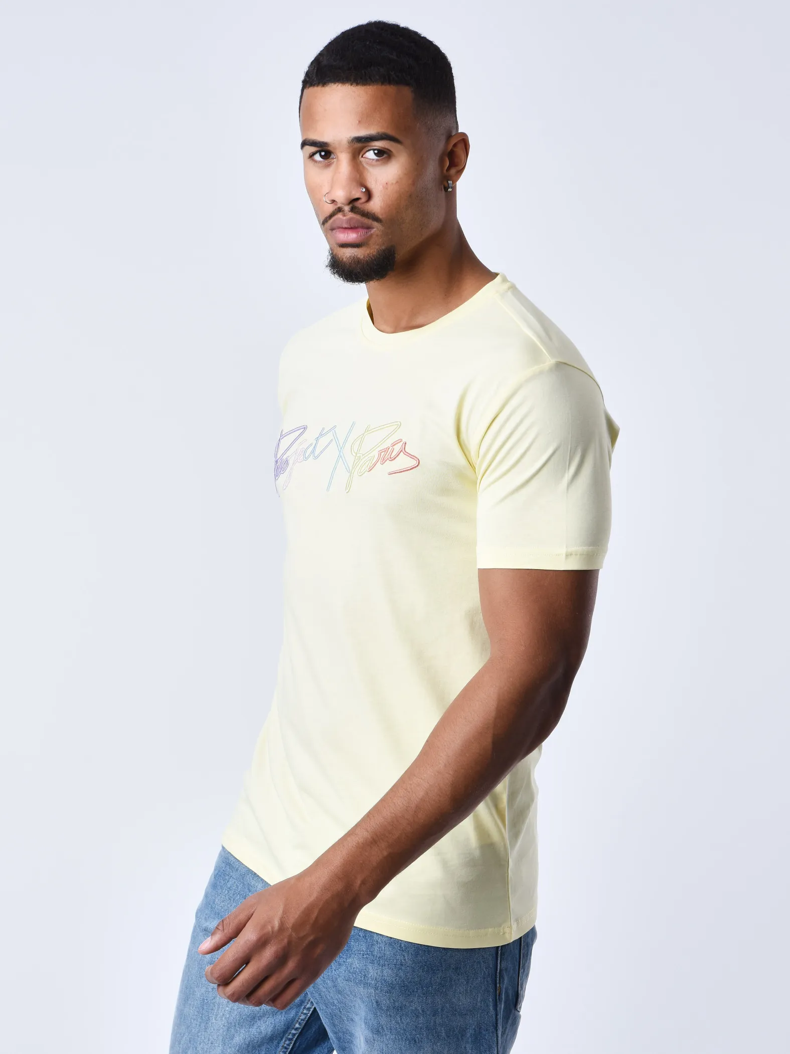 Camiseta básica con logotipo completo bordado arco iris