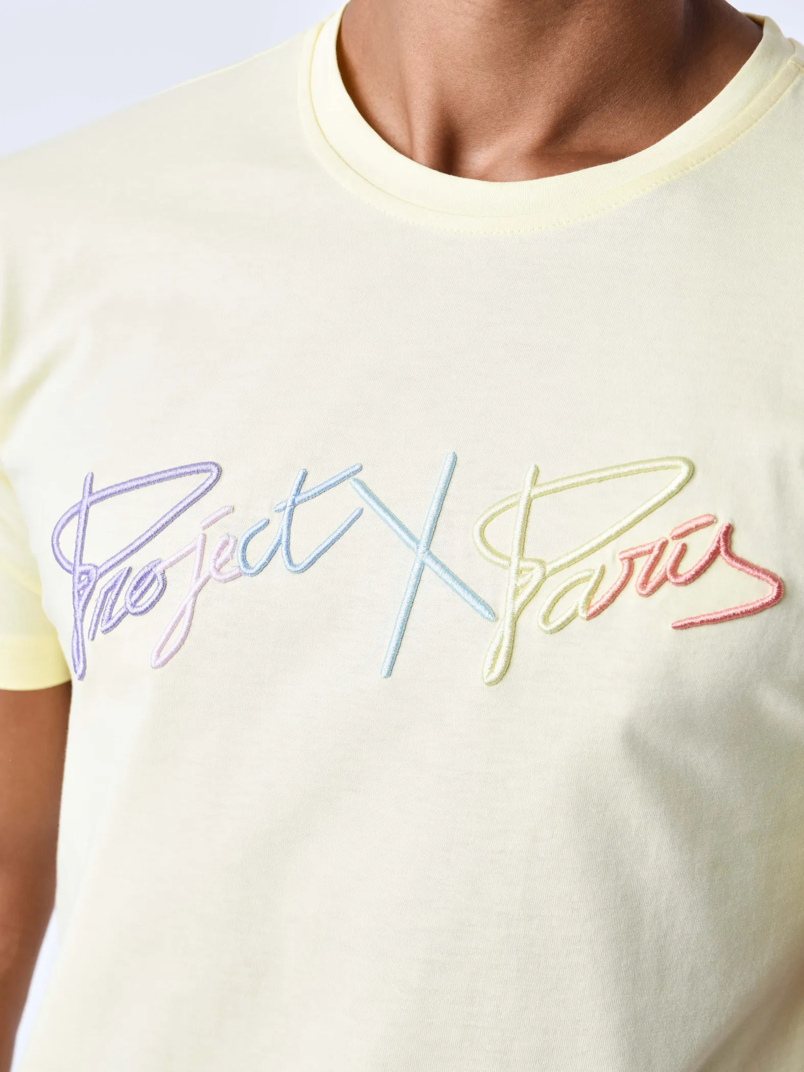 Camiseta básica con logotipo completo bordado arco iris