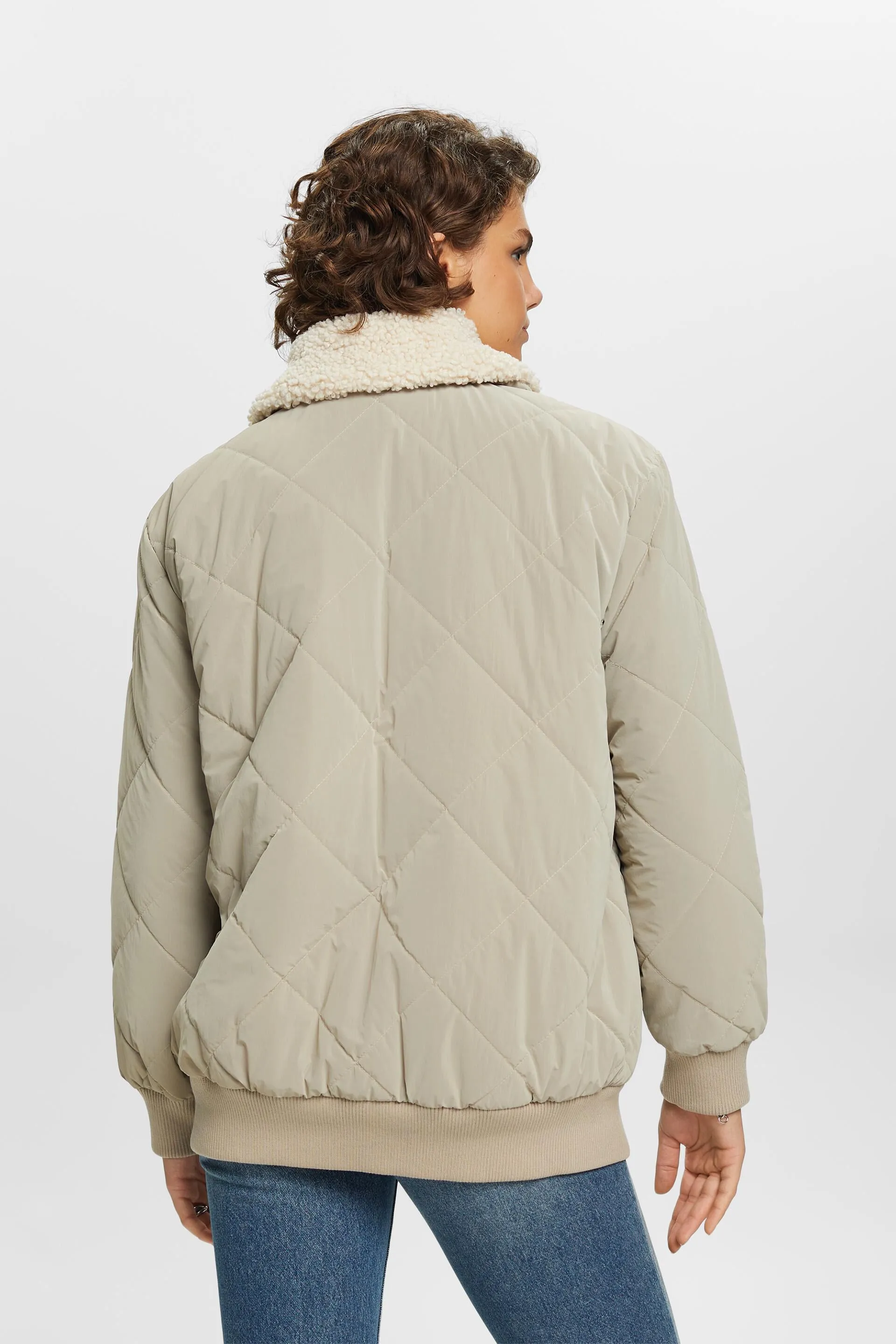 Cazadora bomber acolchada con forro de borreguito
