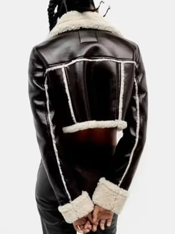 Chaqueta corta de piel con cuello de solapa y forro de peluche