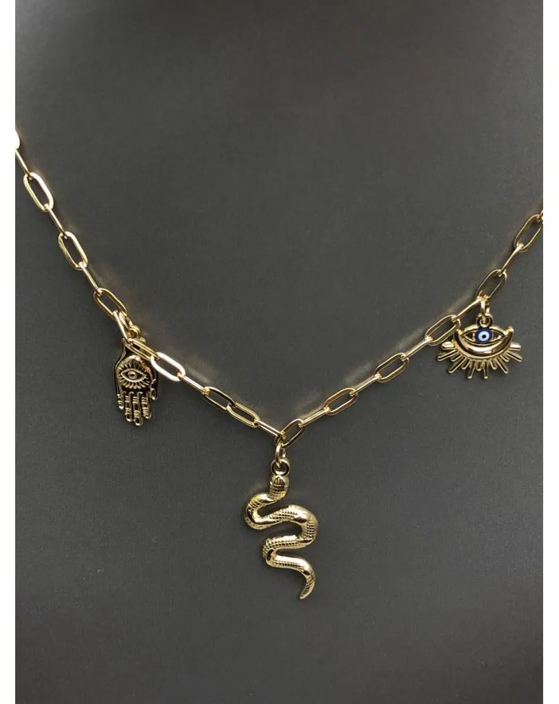 COLLARES DORADOS CON VISTOSOS DIJES PARA LUCIR ESCOTE
