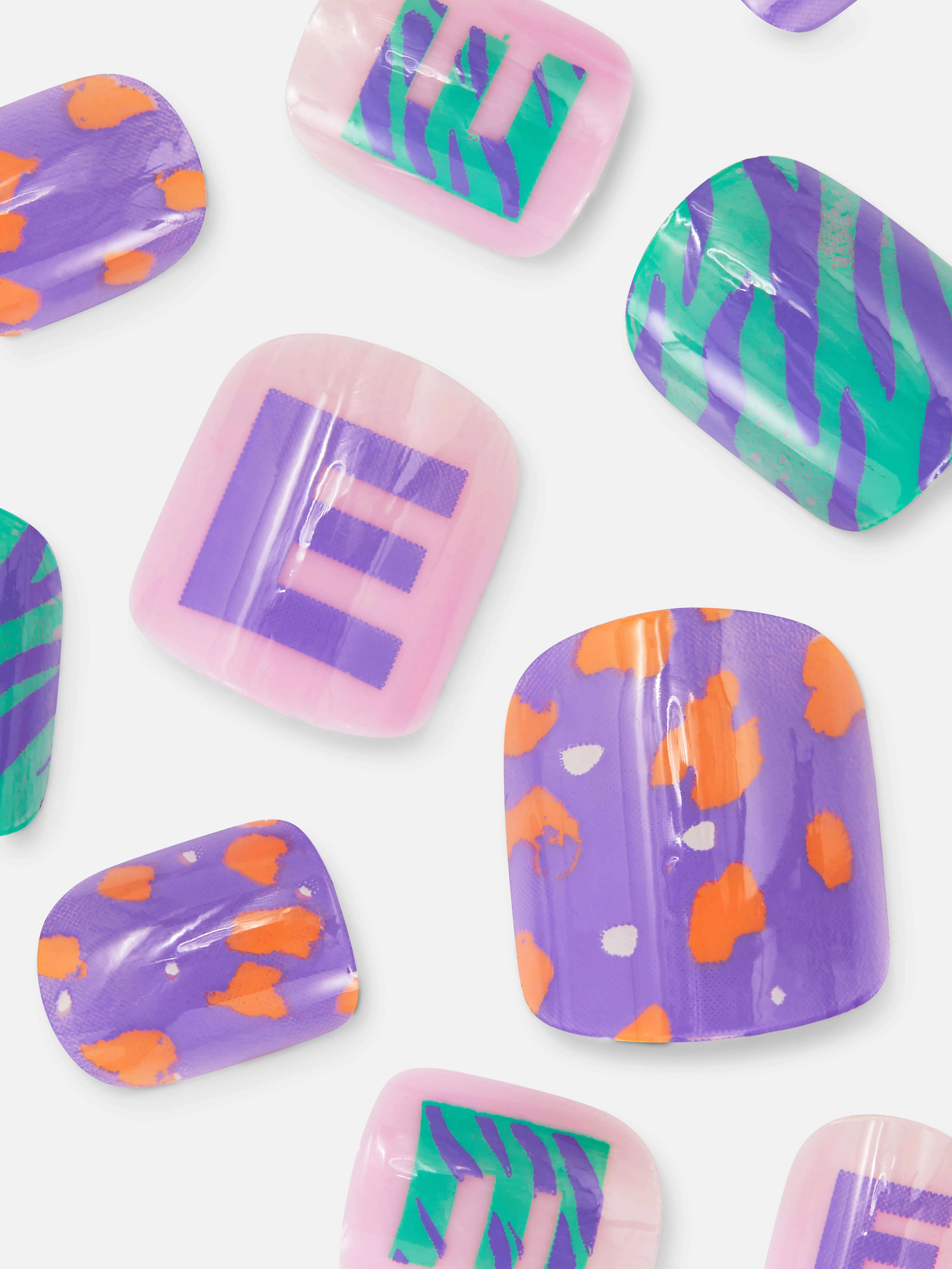 Juego de uñas postizas y brillo de labios