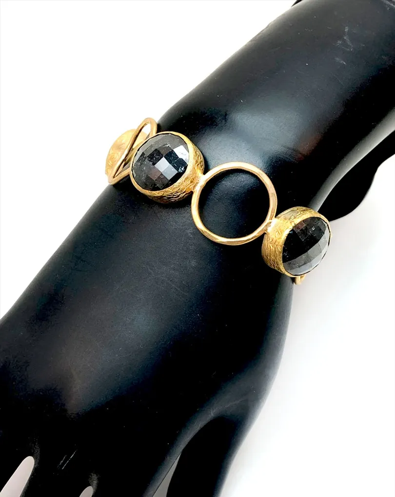 PULSERAS DORADAS Y NEGRAS R A JUEGO CON TUS PENDIENTES DE FIESTA