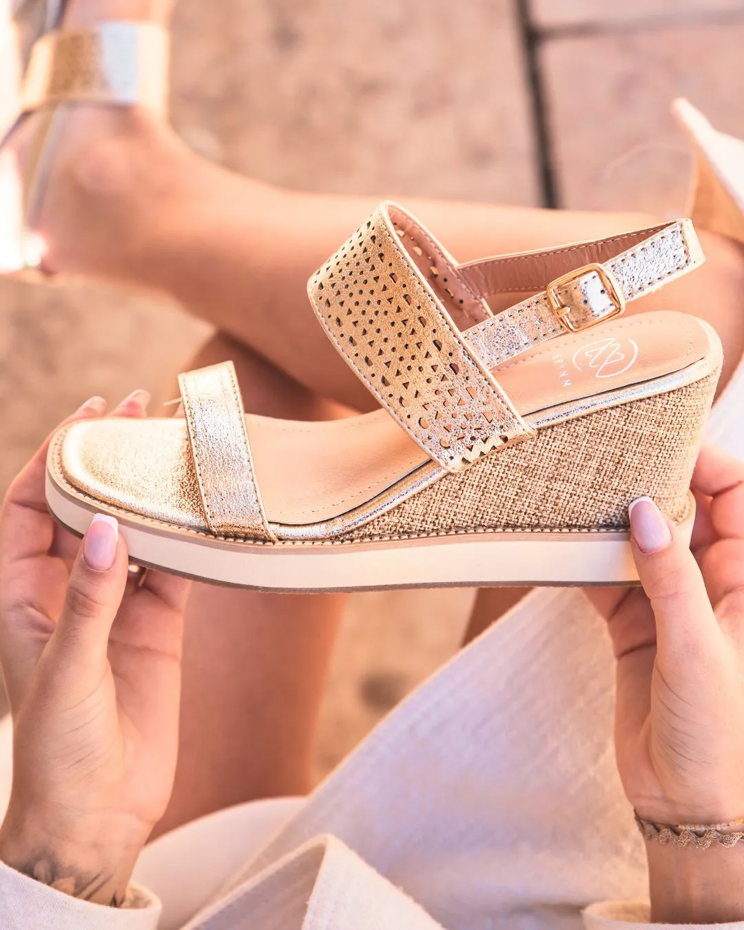 SANDALIAS PARA MUJER CON CUñA DORADA  MARGUERITE