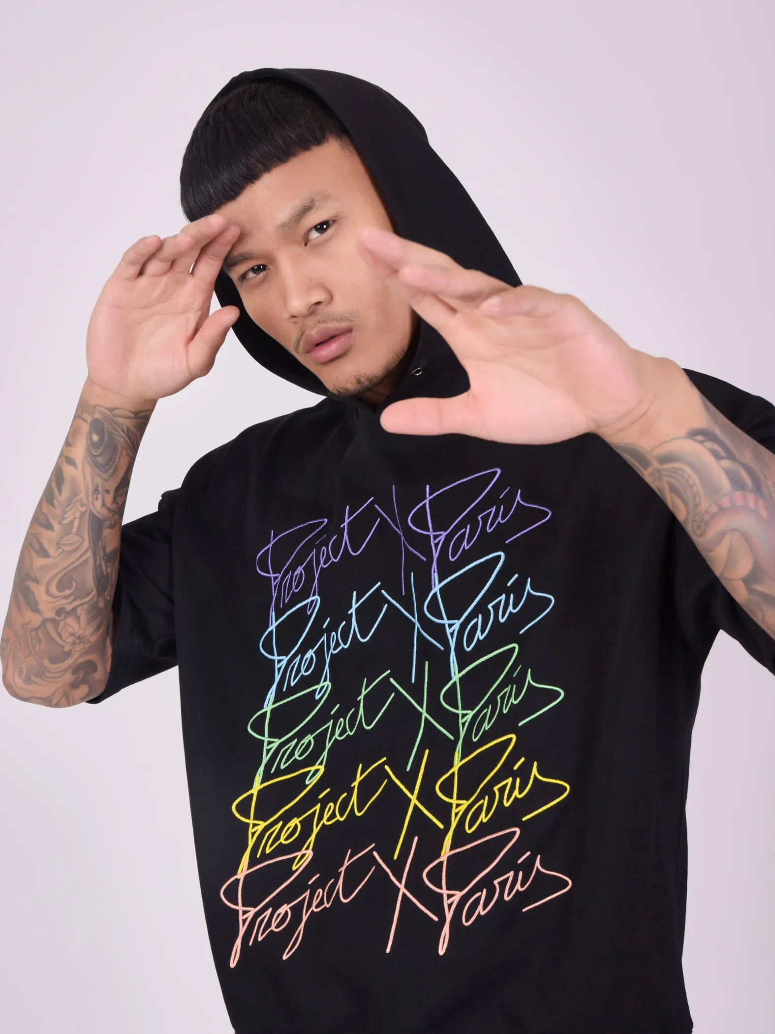 Sudadera de manga corta con logotipos arco iris