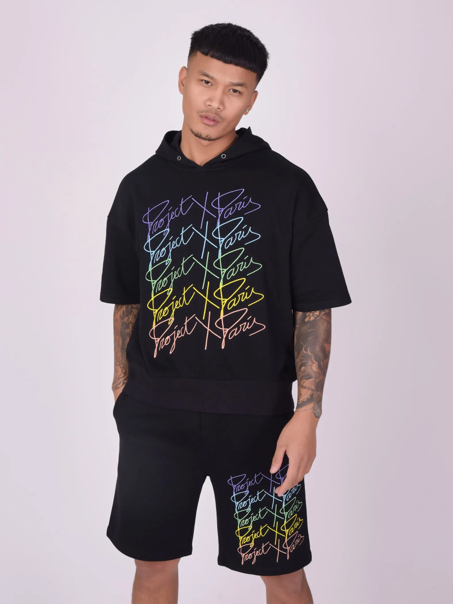 Sudadera de manga corta con logotipos arco iris