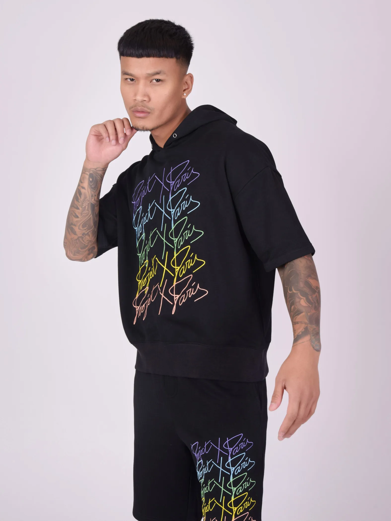 Sudadera de manga corta con logotipos arco iris