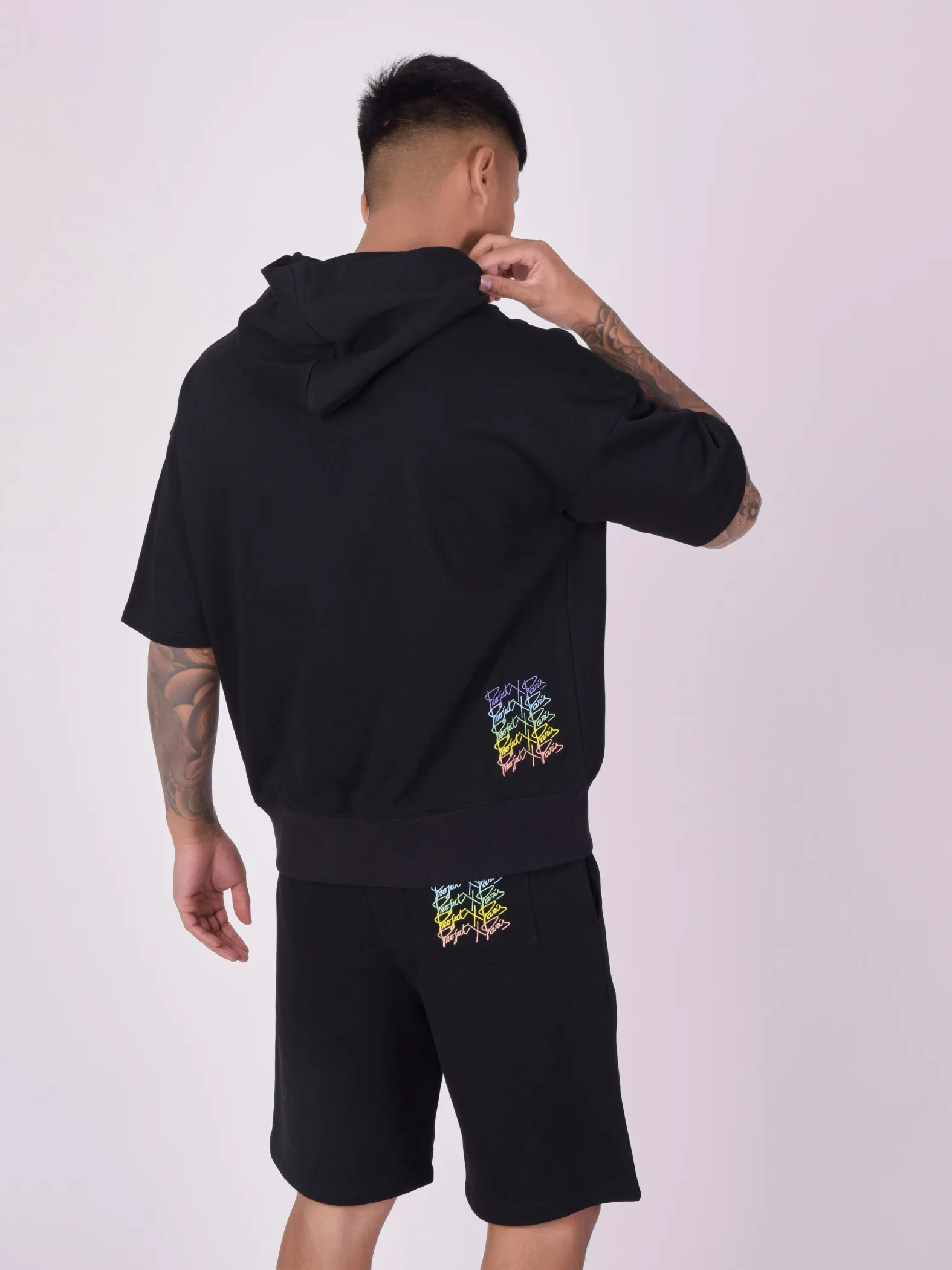 Sudadera de manga corta con logotipos arco iris