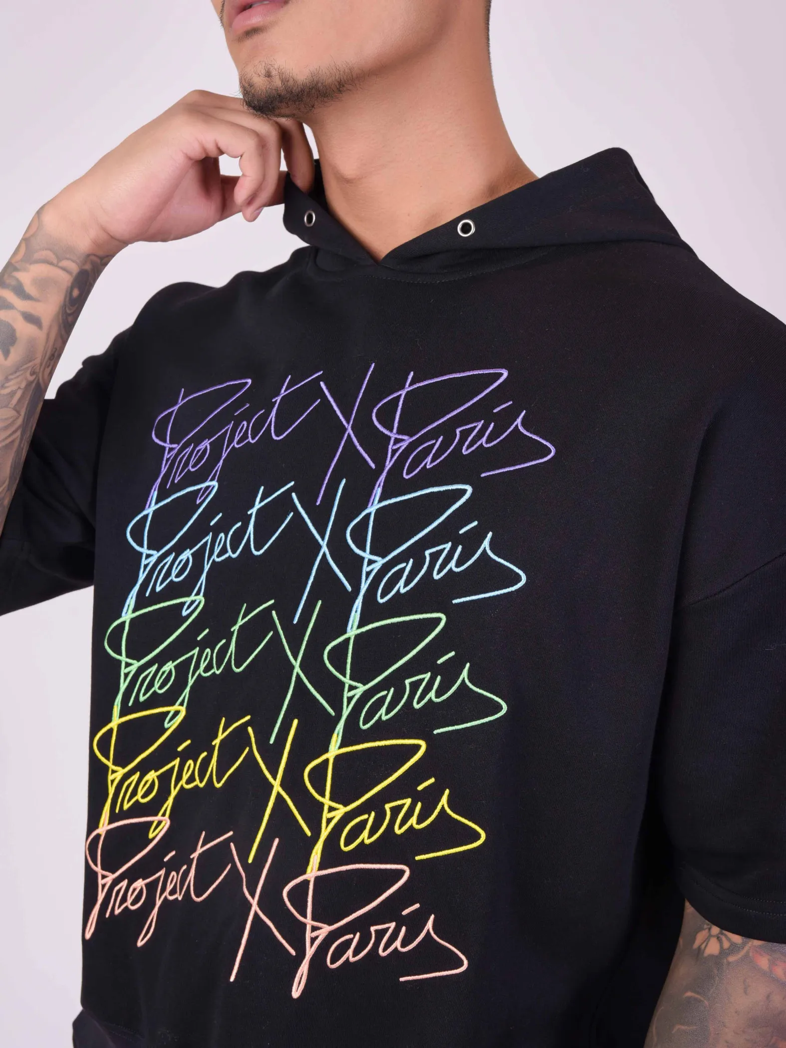 Sudadera de manga corta con logotipos arco iris